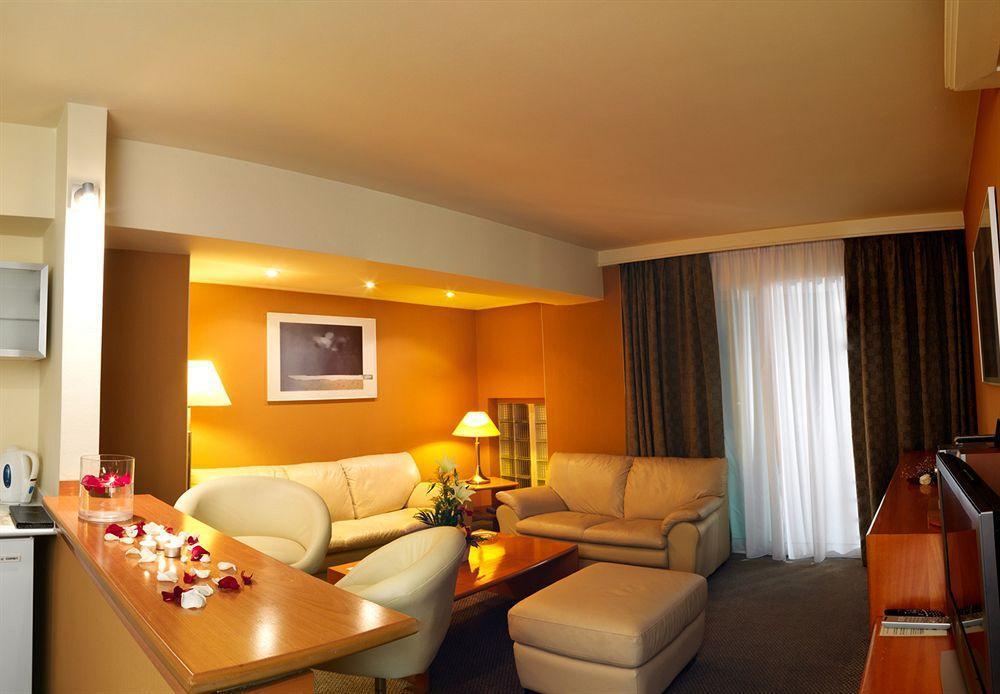 Blazer Suites Hotel Atena Exterior foto
