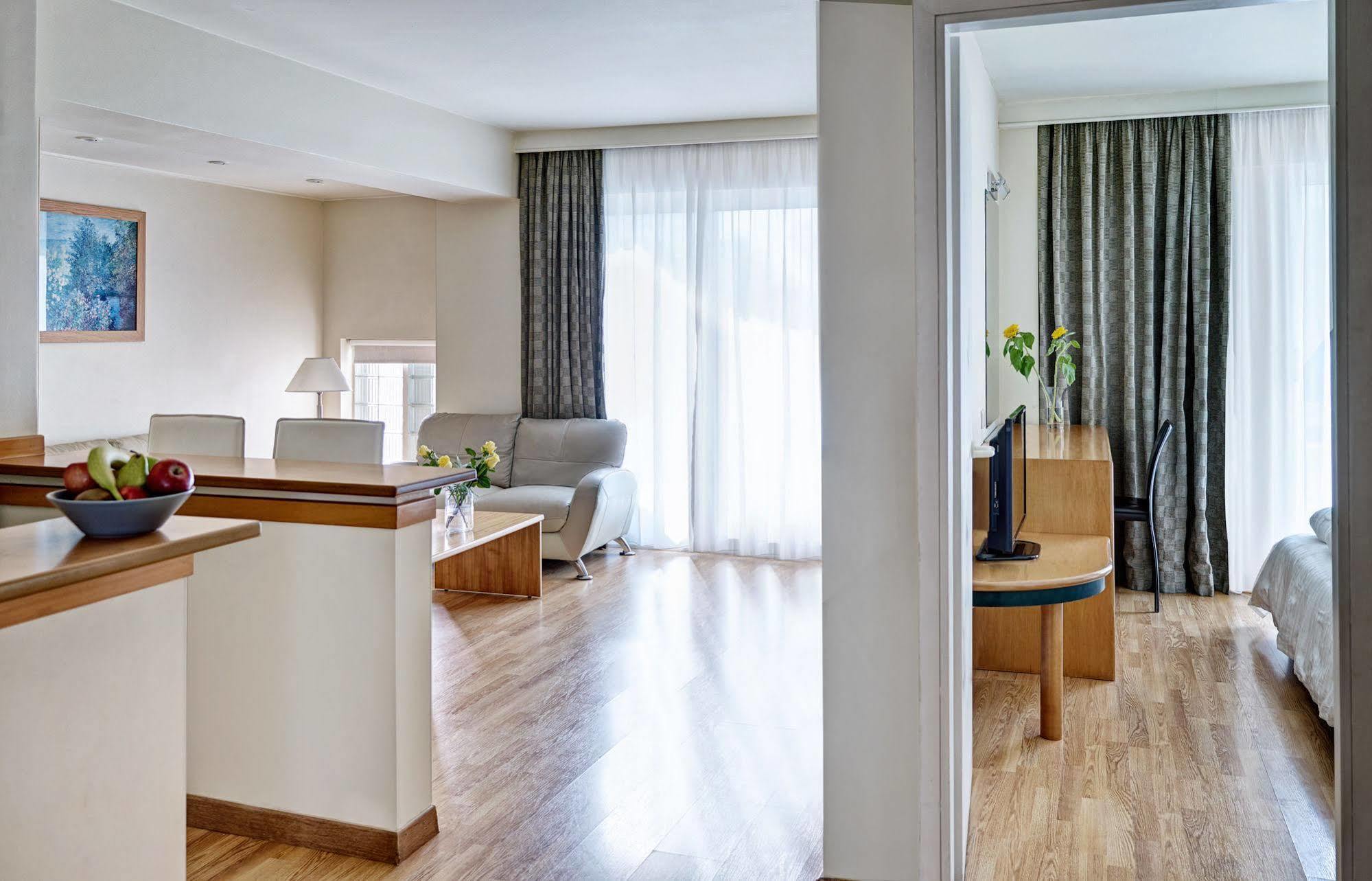 Blazer Suites Hotel Atena Exterior foto